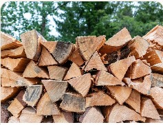 Bois de chauffage empilé